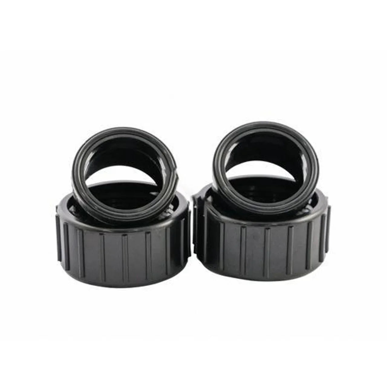 Deux raccords unions noirs en plastique pour tuyauterie de piscine, vue sur fond blanc