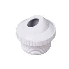 Buse de refoulement blanche pour piscine, accessoire de filtration, gros plan sur fond blanc.