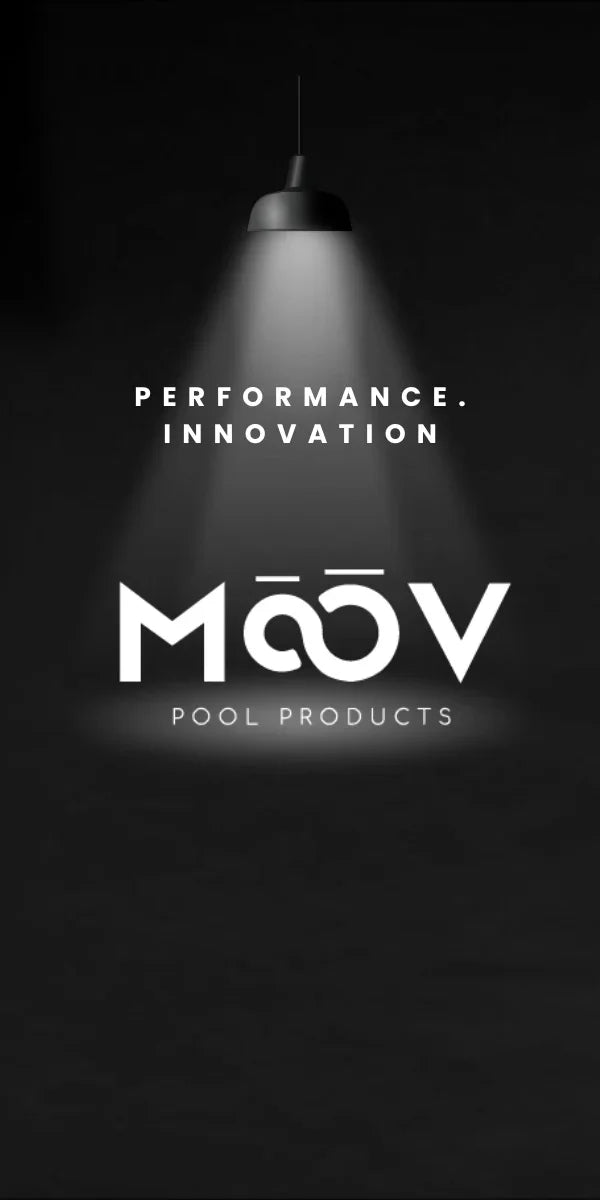 Affiche sombre avec lampe suspendue, texte performance innovation, logo Moov Pool Products pour piscine.