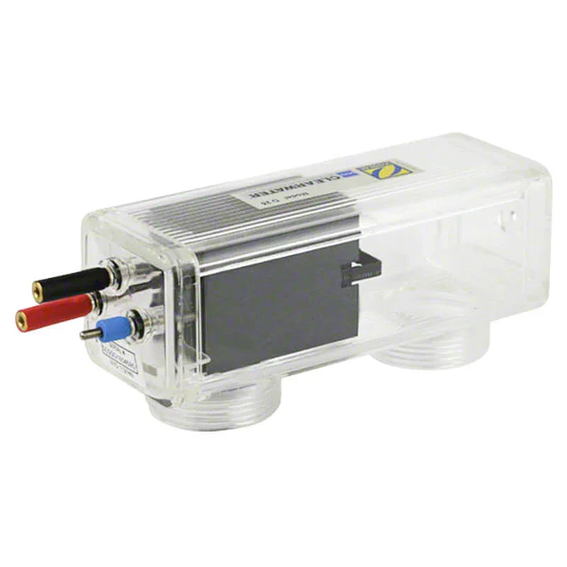 Cellule d’électrolyseur au sel transparente pour piscine, avec connecteurs colorés.