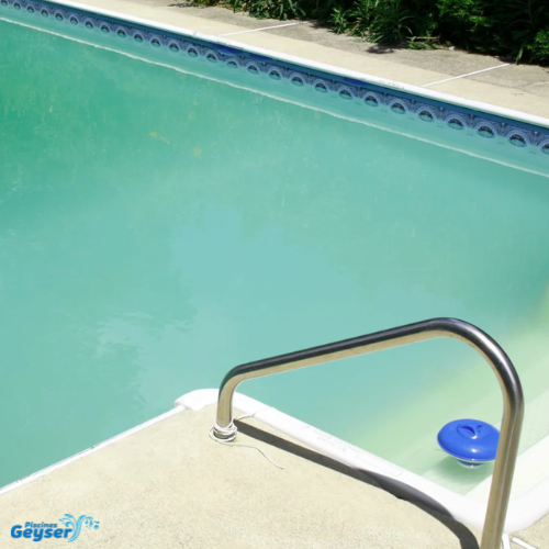 Eau trouble ou laiteuse dans une piscine : causes et solutions