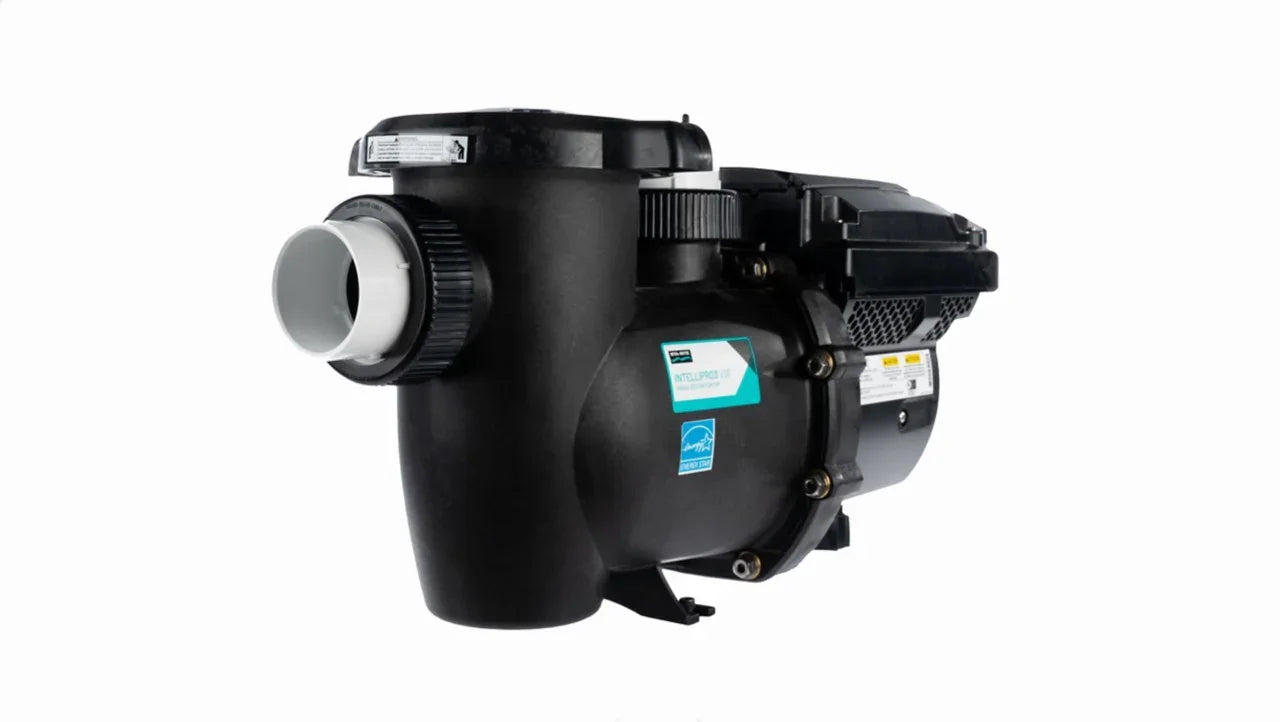 Pompe de piscine noire pour filtration et entretien, vue latérale sur fond blanc