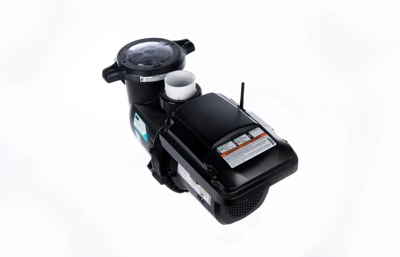 Pompe de filtration pour piscine noire sur fond blanc, équipement entretien piscine