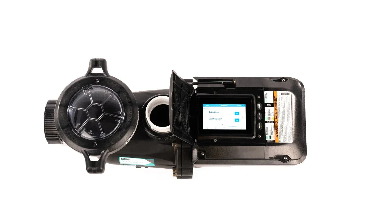 Pompe de piscine noire avec écran numérique, équipement pour filtration d'eau de piscine.