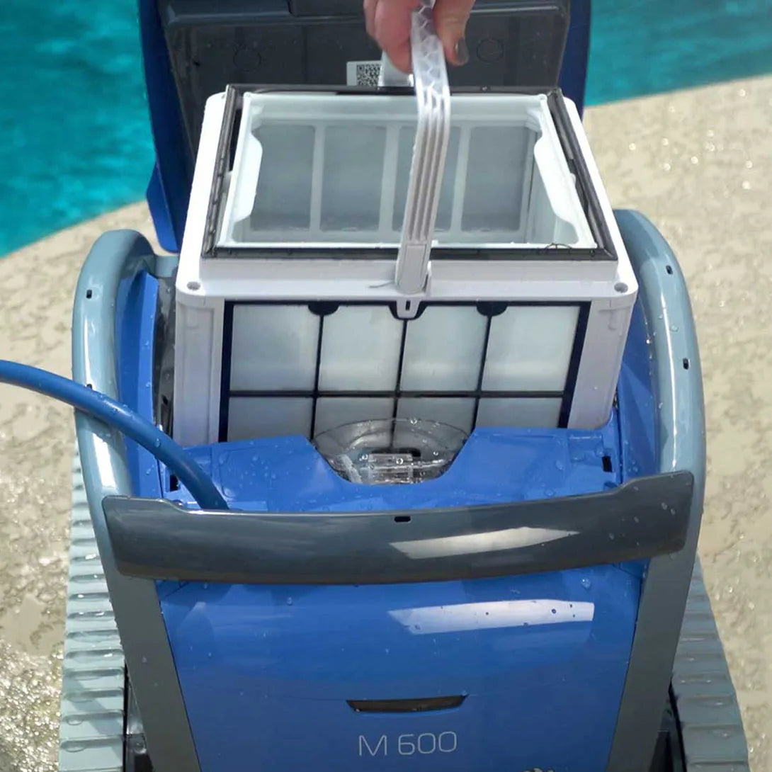 Robot nettoyeur de piscine creusee Dolphin M600 - WiFi MyDolphin Plus, 15m, fond, parois et ligne d'eau