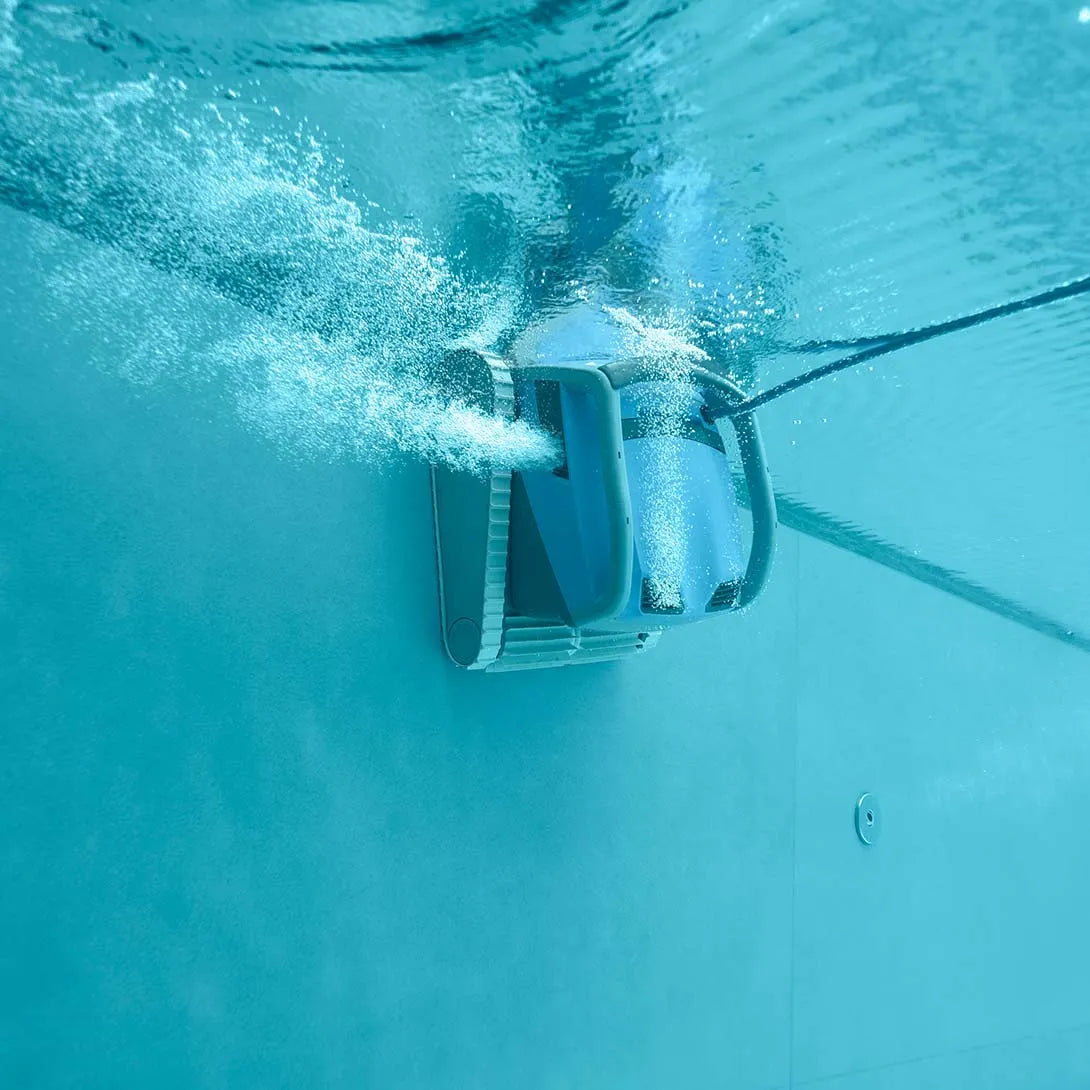 Robot nettoyeur de piscine creusee Dolphin M600 - WiFi MyDolphin Plus, 15m, fond, parois et ligne d'eau