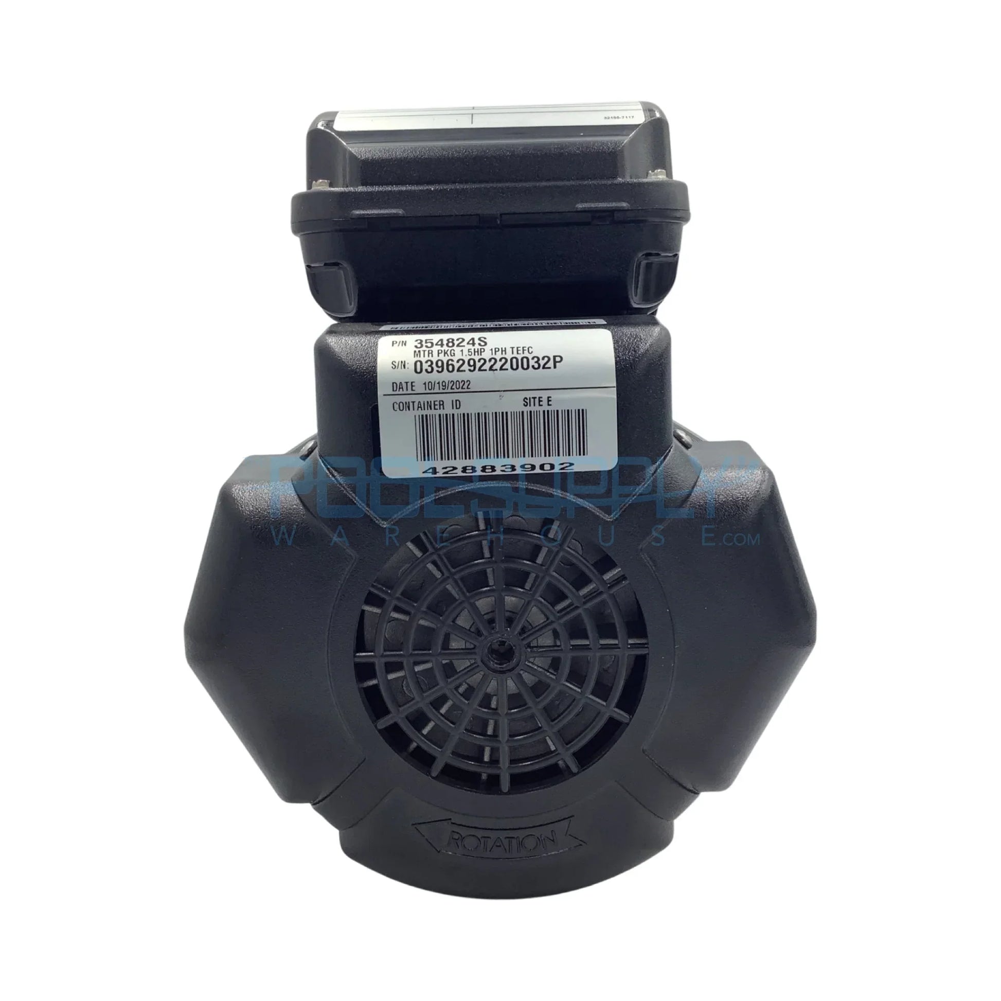 Moteur de pompe piscine noir avec étiquette d’identification et ventilateur visible