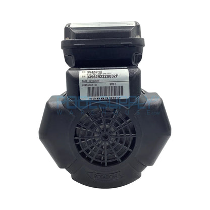 Moteur de pompe piscine noir avec étiquette d’identification et ventilateur visible