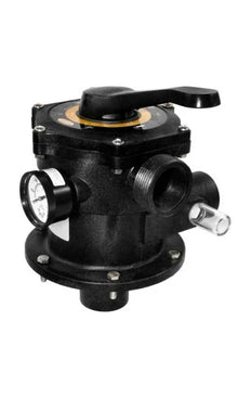 Vanne multivoies noire pour filtration de piscine avec manomètre, vue sur poignée de réglage.