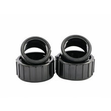 Deux raccords unions noirs en plastique pour tuyauterie de piscine, vue sur fond blanc