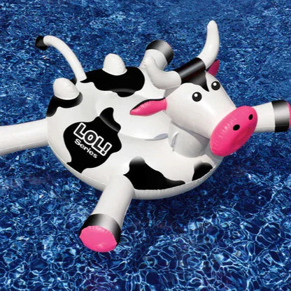 Bouée gonflable vache pour piscine, flottant sur eau bleue, accessoire ludique extérieur