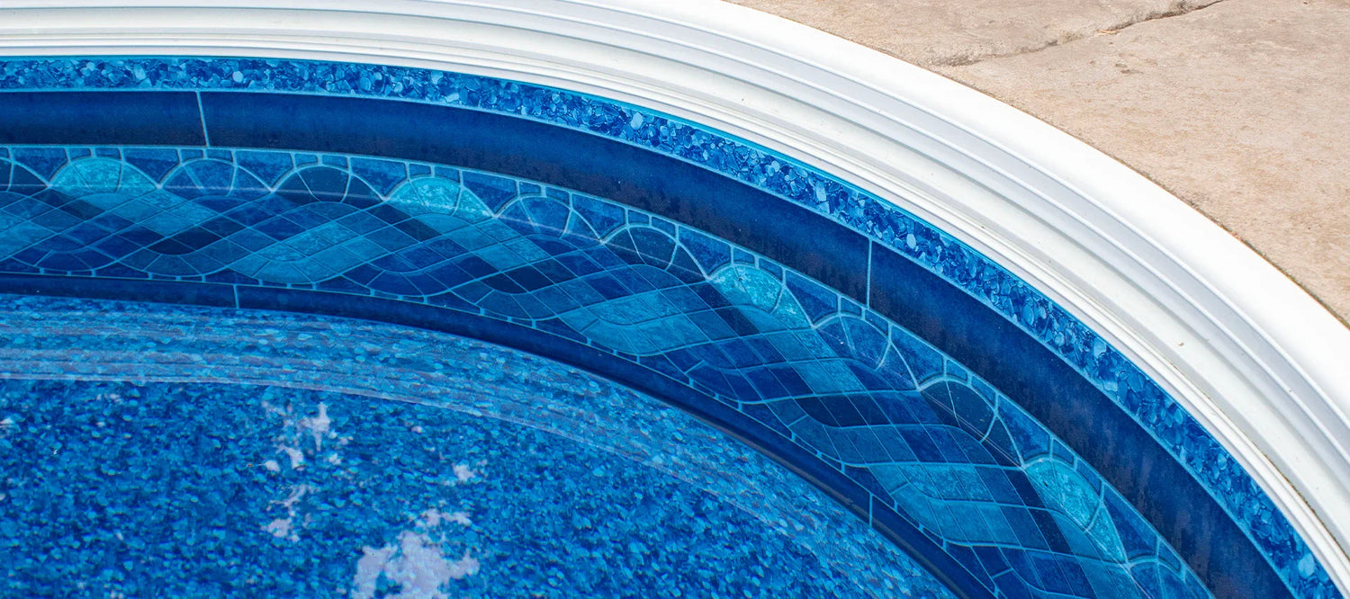 Margelle et liner décoratif bleu d'une piscine creusée extérieure en mosaïque