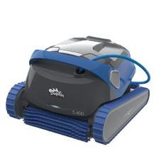 Robot nettoyeur de piscine Dolphin S400 gris et bleu, brosses et chenilles visibles