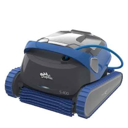 Robot nettoyeur de piscine Dolphin S400 gris et bleu, brosses et chenilles visibles