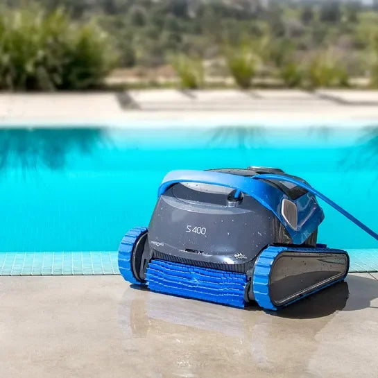 Robot nettoyeur de piscine S400 bleu sur la terrasse près d'une piscine extérieure