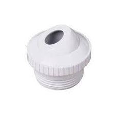 Buse de refoulement blanche pour piscine, accessoire de filtration, gros plan sur fond blanc.