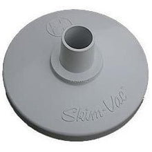 Couvercle circulaire Skim-Vac gris pour entretien de piscine, avec embout central.