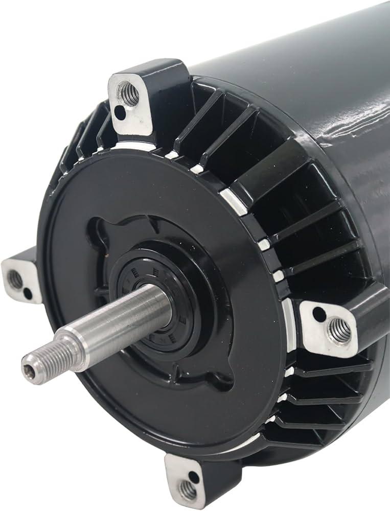 Moteur de pompe de piscine noir, axe métallique, vue de face, pièce pour entretien piscine
