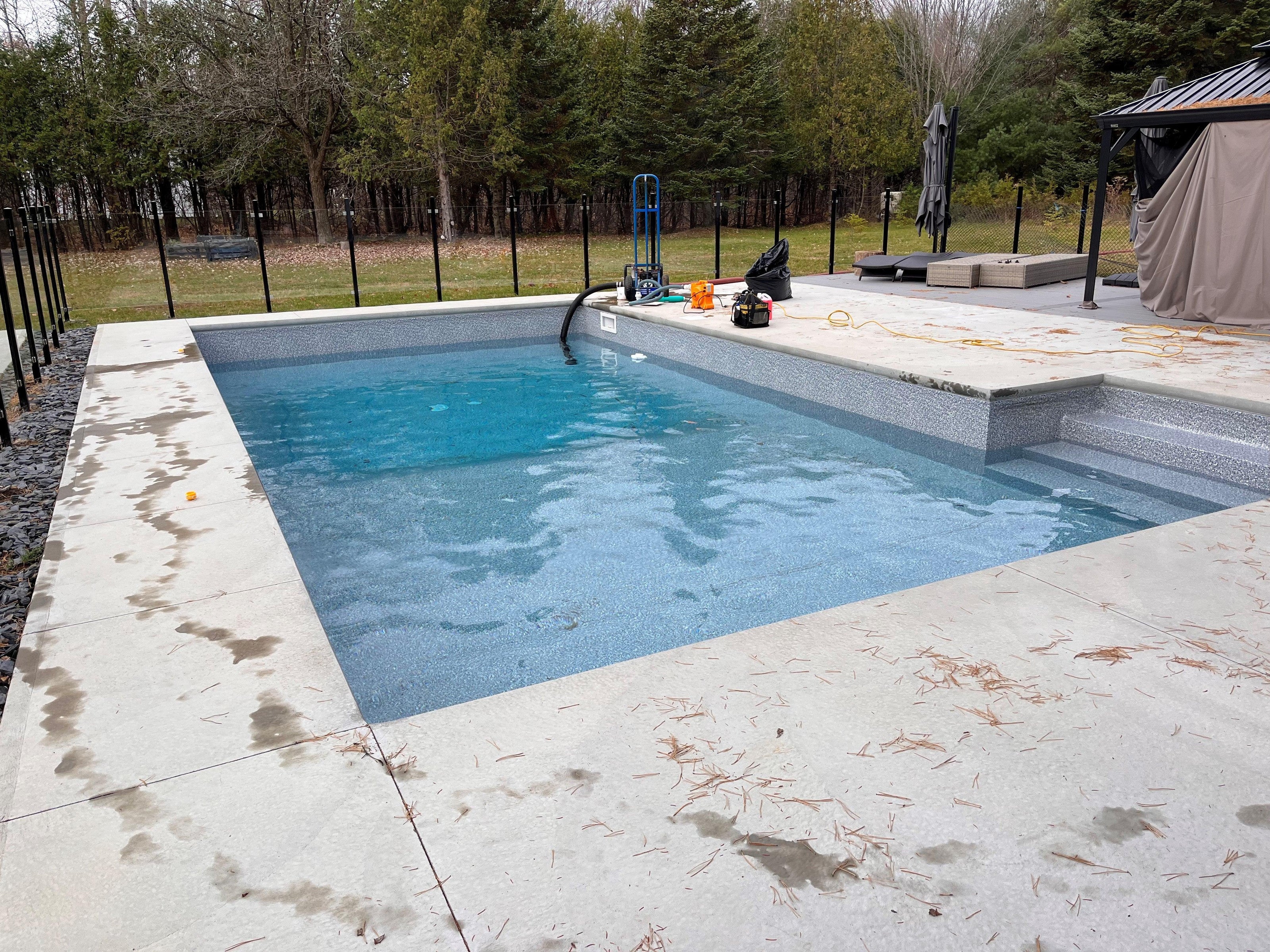 Service de fermeture de piscine creusée par Piscines Geyser – hivernage professionnel
