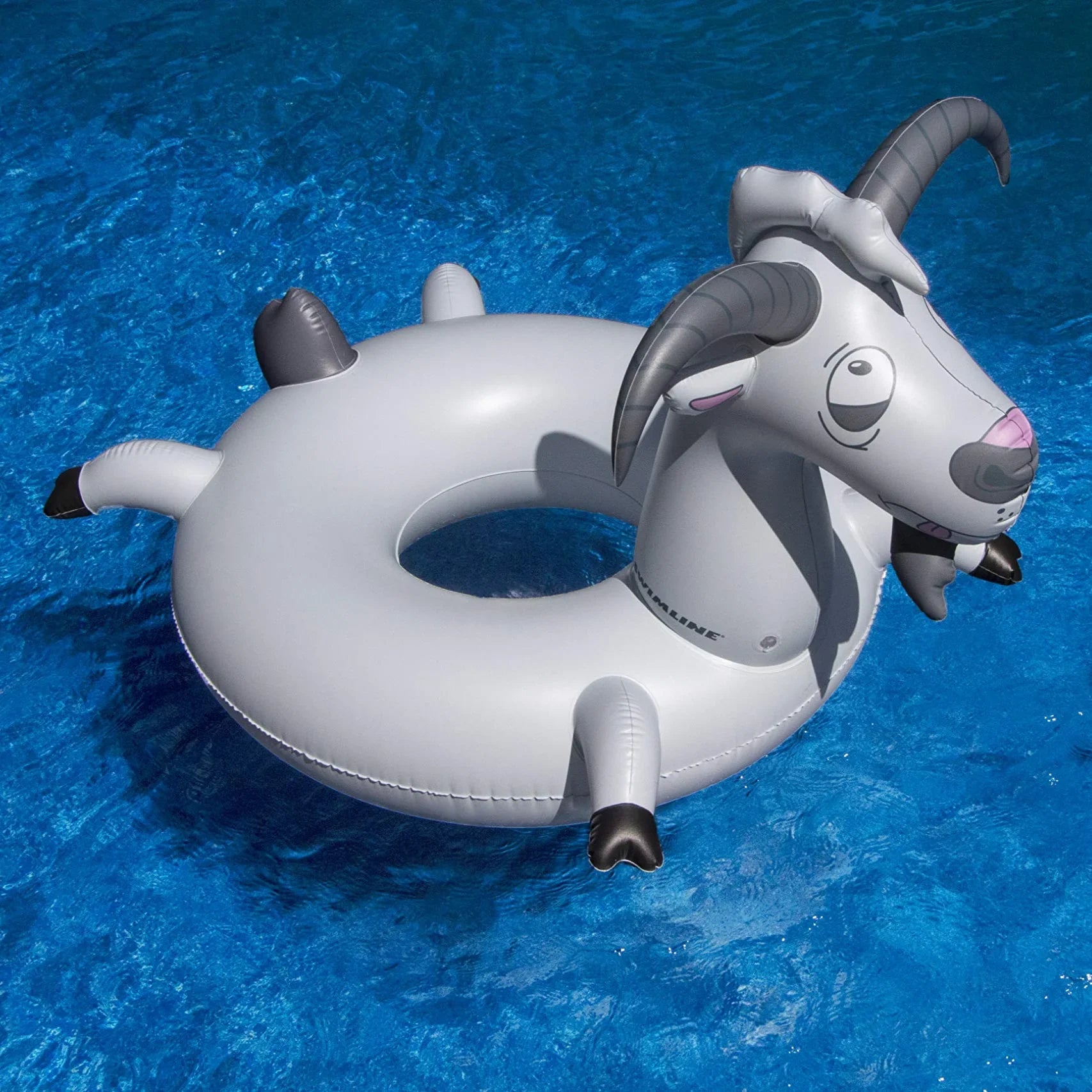 Bouée piscine gonflable en forme de chèvre grise flottant sur l'eau bleue