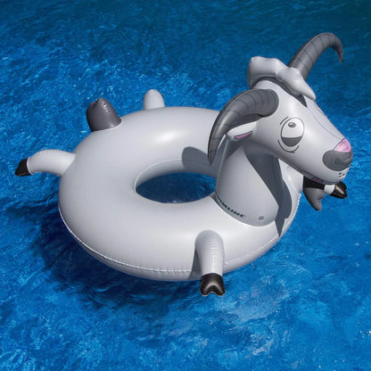 Bouée piscine gonflable en forme de chèvre grise flottant sur l'eau bleue