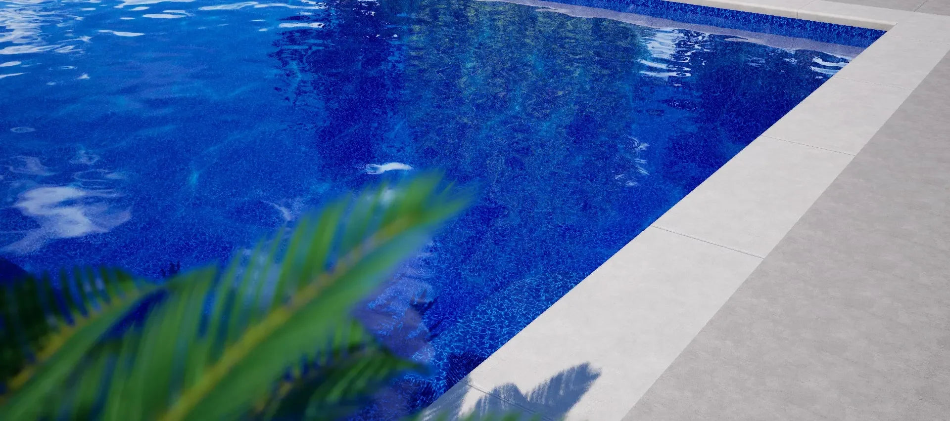Piscine extérieure moderne avec eau bleue, margelles claires et végétation en premier plan.