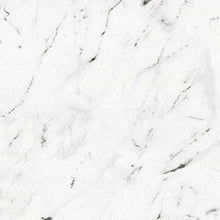 Surface en marbre blanc avec veines grises, idéale pour margelles de piscine moderne.