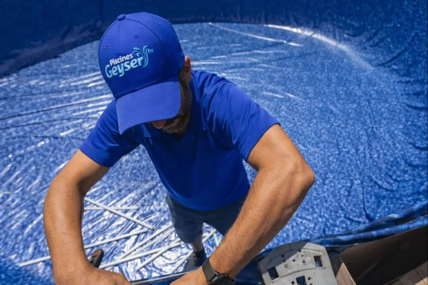 Technicien installant une toile de piscine hors sol, travail d’entretien piscine