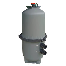 Filtre à cartouche gris pour piscine avec manomètre, raccords entrée et sortie visibles.