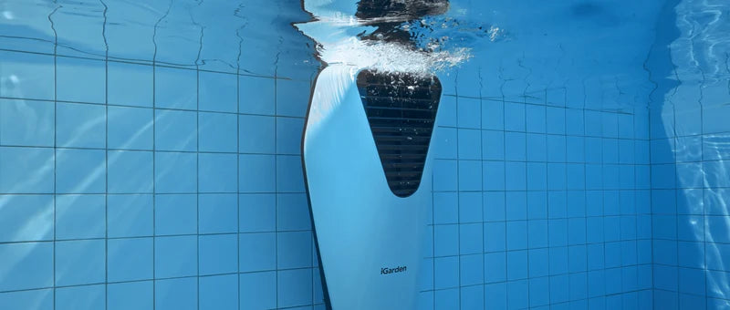 Vue sous-marine du système de nage à contre-courant Moov Swim Jet Série X en action dans une piscine creusée