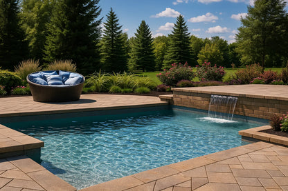 Piscine extérieure moderne avec cascade, fauteuil rond et jardin paysager, ciel bleu