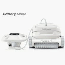 Robot de nettoyage de piscine Hydro 4 blanc sur batterie, vue de face, avec station de charge.