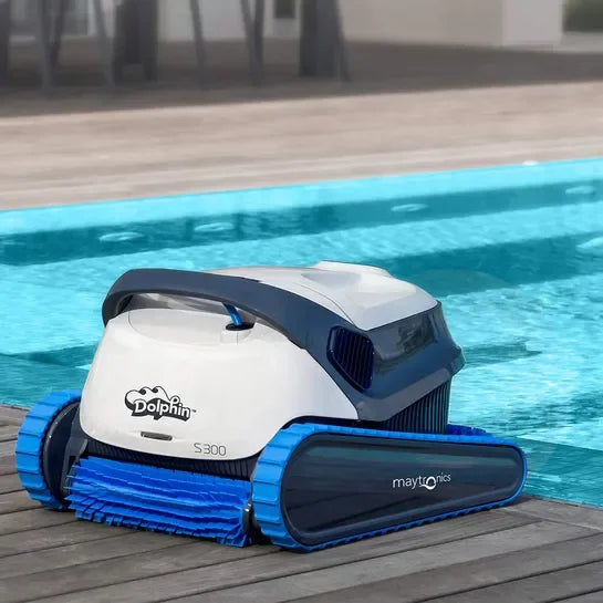 Robot de nettoyage de piscine Dolphin S300 sur une terrasse près d'une piscine bleu clair