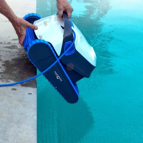 Robot nettoyeur de piscine automatique bleu et blanc posé au bord d'une piscine enterrée
