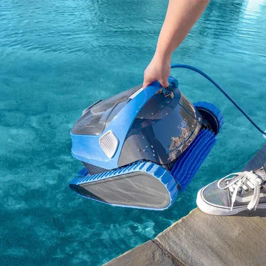 Robot nettoyeur de piscine bleu au bord d'une piscine, entretien de piscine résidentielle