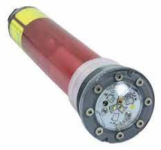 Lampe LED submersible cylindrique pour piscine, vue sur l'embout électronique