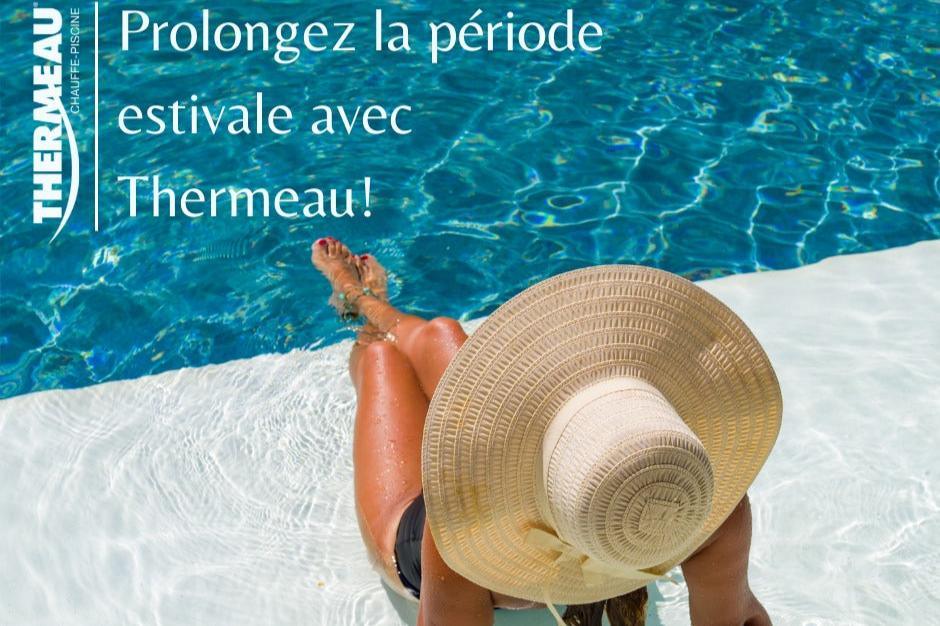 Femme avec chapeau allongée au bord d'une piscine, eau bleue, détente estivale