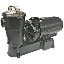 Pompe de piscine noire avec couvercle transparent, équipement pour filtration piscine résidentielle.